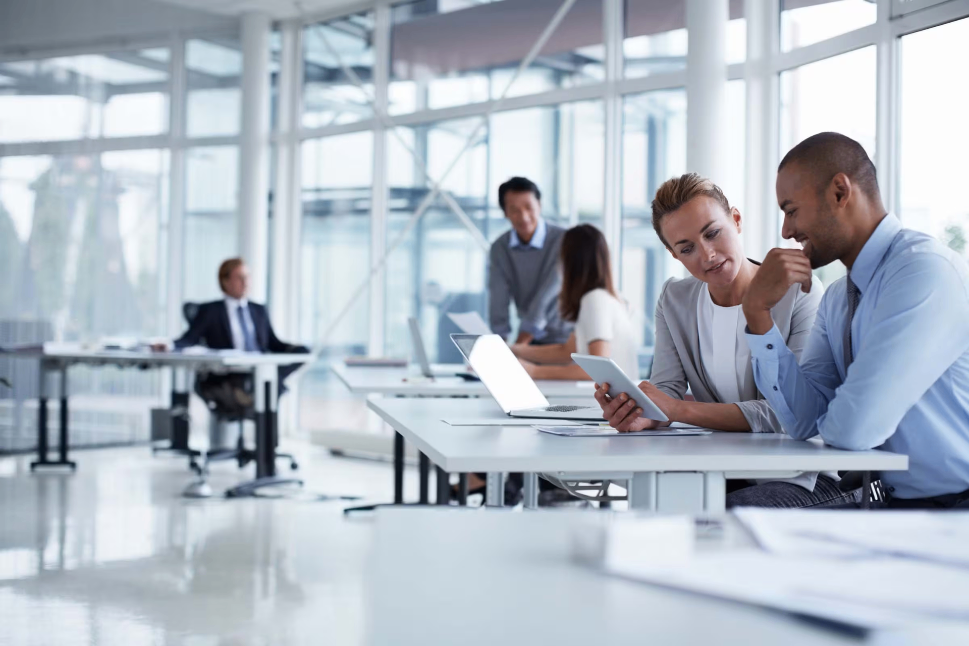 Managers y equipo directivo colaborando en una oficina — desarrollo de liderazgo SANA Corporate