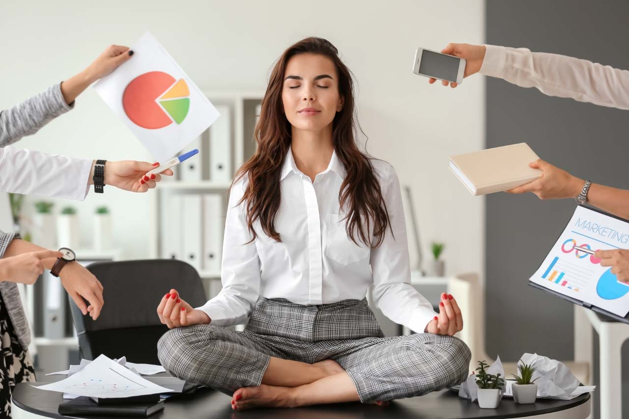 Profesional en equilibrio emocional en el entorno de trabajo