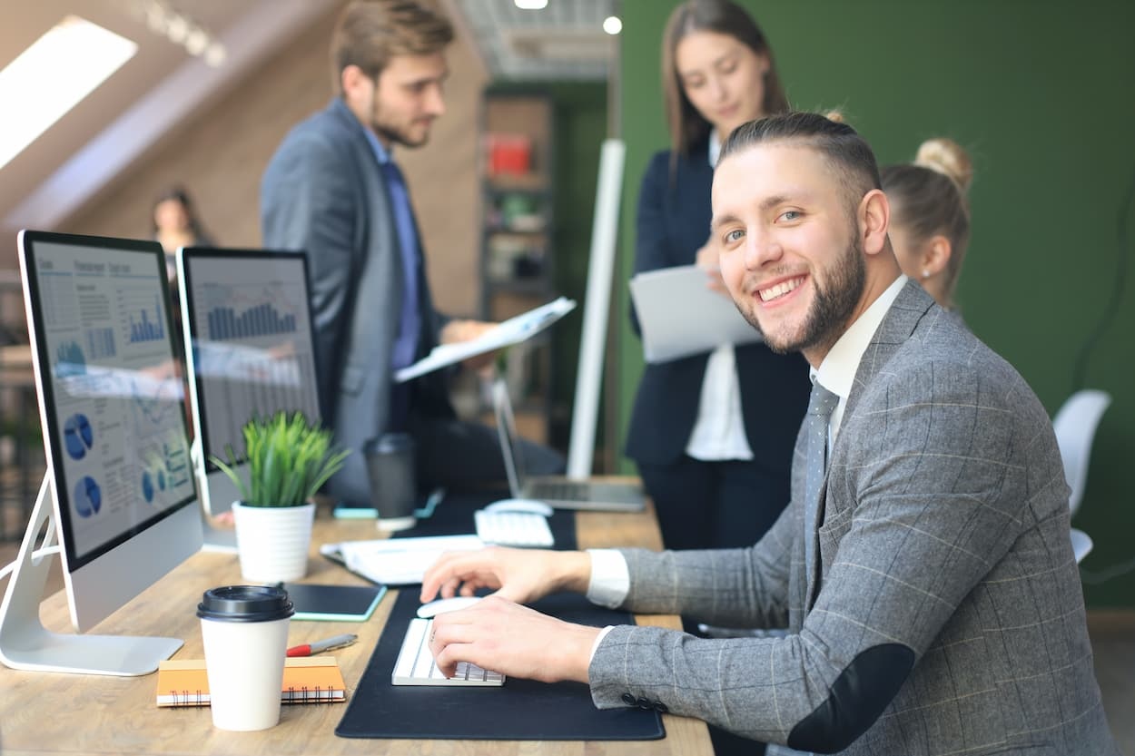 Profesionales analizando datos de bienestar y productividad en equipo