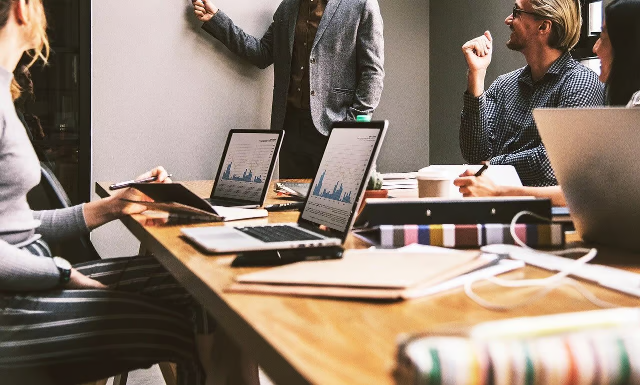 Equipo analizando datos y gráficos de salud en una reunión corporativa