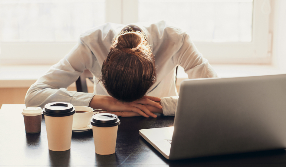 Mujer con cansancio y desgaste emocional en su puesto de trabajo